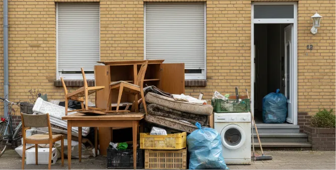 Entrümpelung Aachen eines privaten Hauses, Sperrmüll vor dem Haus