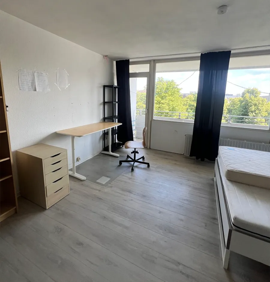 Voll gestelltes Zimmer vor der Wohnungsauflösung