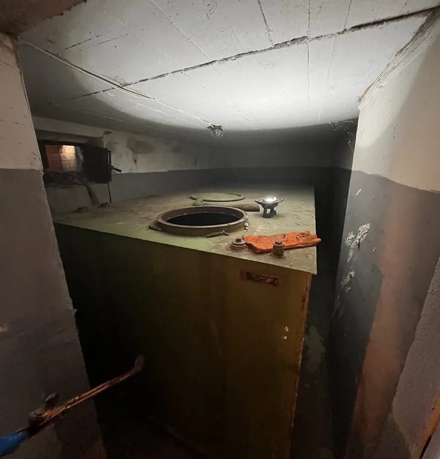 Öltanker steht im Keller