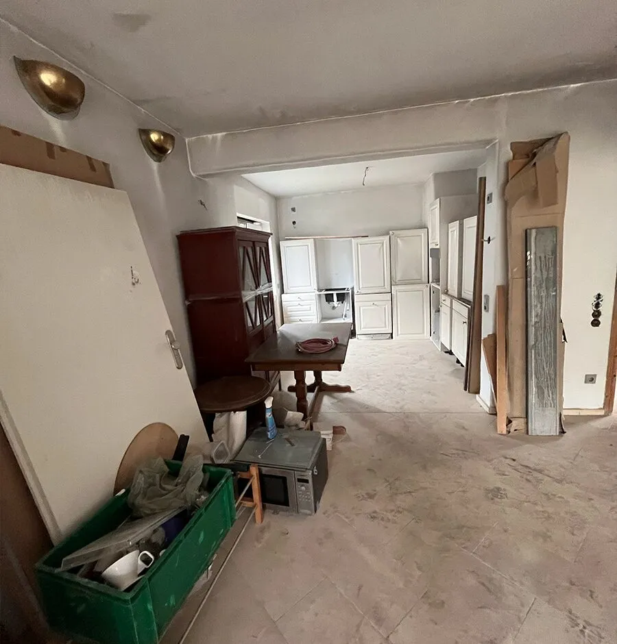 Vollgestellte Wohnung vor der Wohnung Wohnungsauflösung